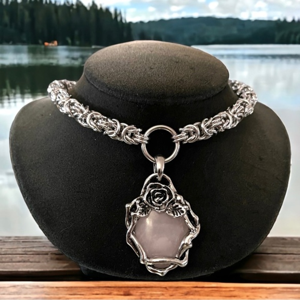 Handmade bizantine maille link chain rose quartz rose flower gemstone charm